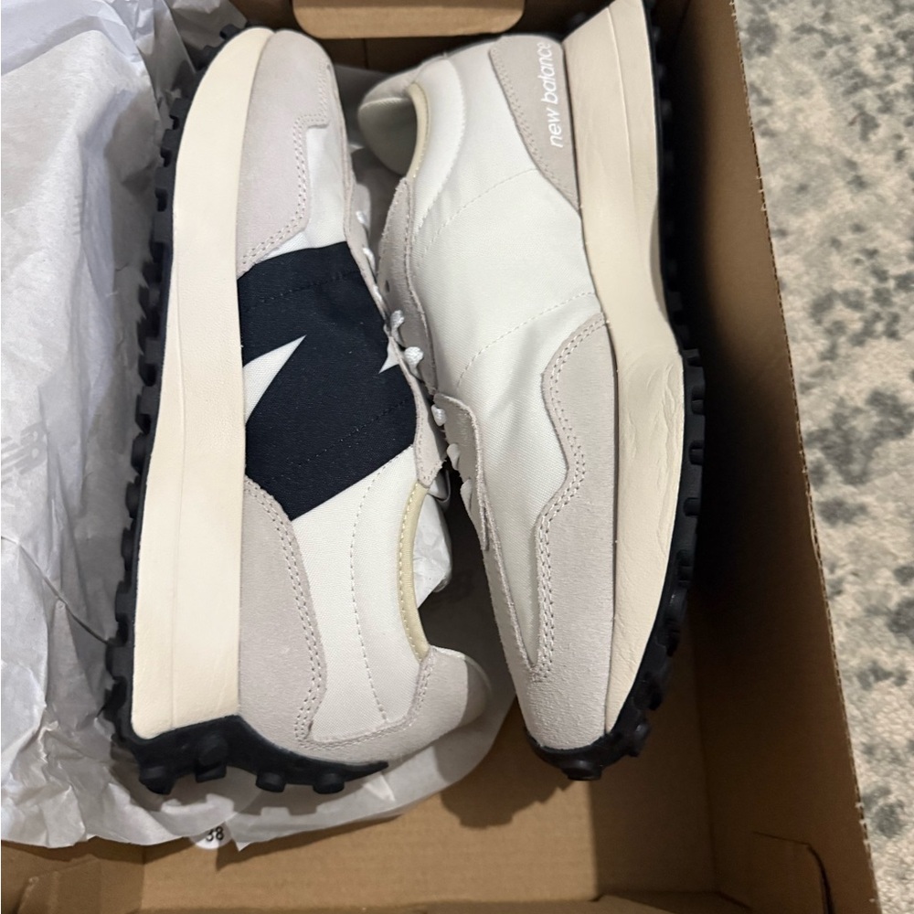 New Balance 327 NIB Black and Cream